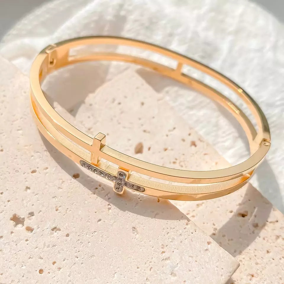 Bracelete_Dourado_Duplo_com_Cruz_Santo_Altar_2