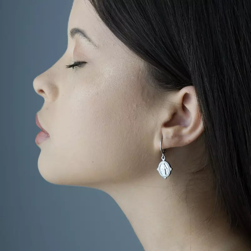 Brinco_Nossa_Senhora_Medalha_Milagrosa_Prata_Santo_Altar_3