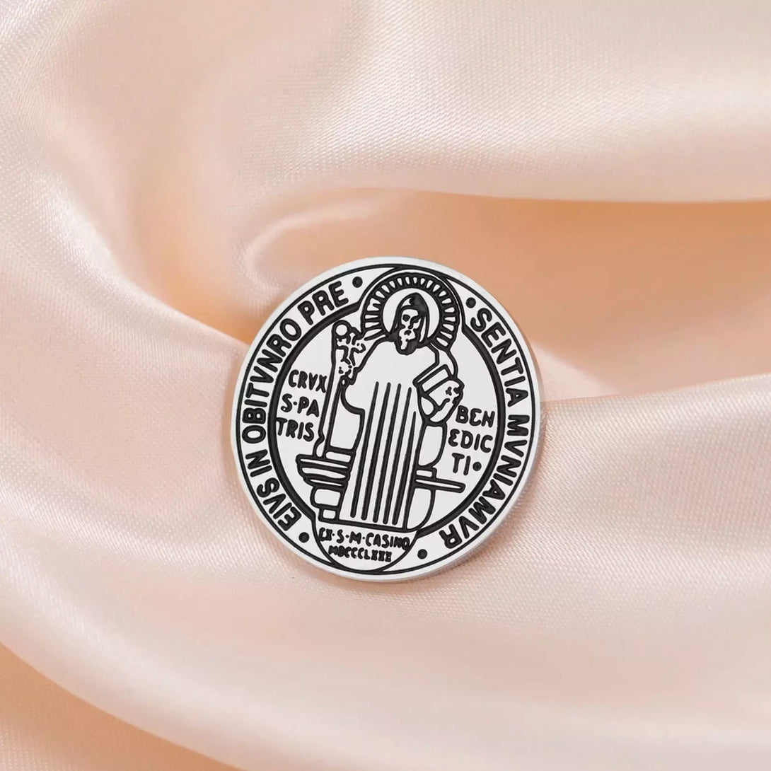 Broche para Roupa e Terno Medalha de São Bento Santo Altar