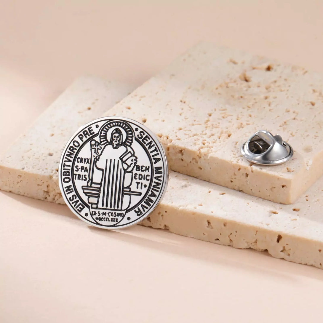 Broche para Roupa e Terno Medalha de São Bento Santo Altar