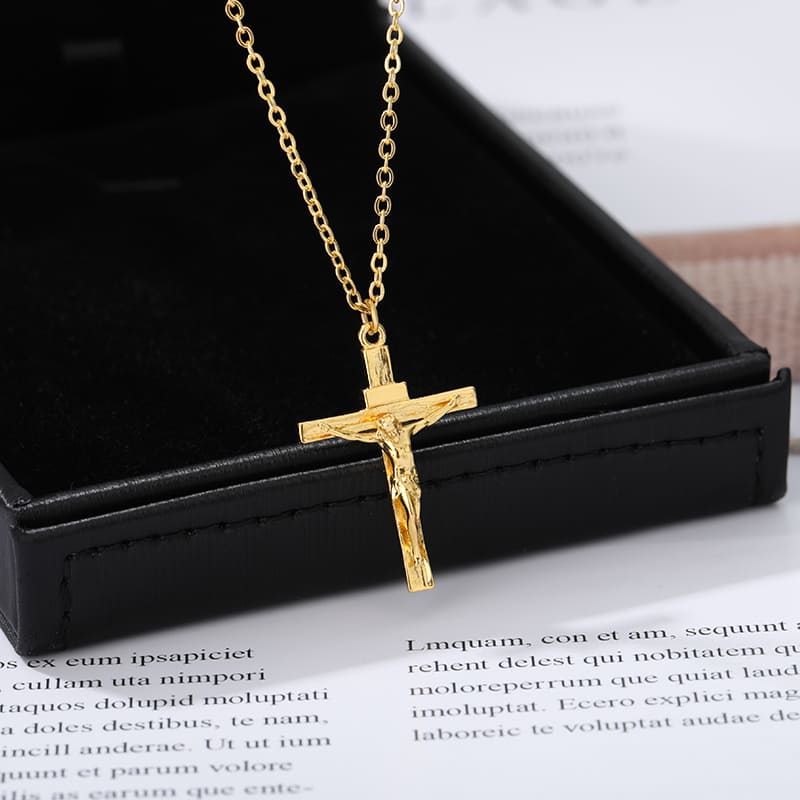Colar_Masculino_Dourado_Pingente_Crucifixo_Jesus_Cristo_Santo_Altar_1