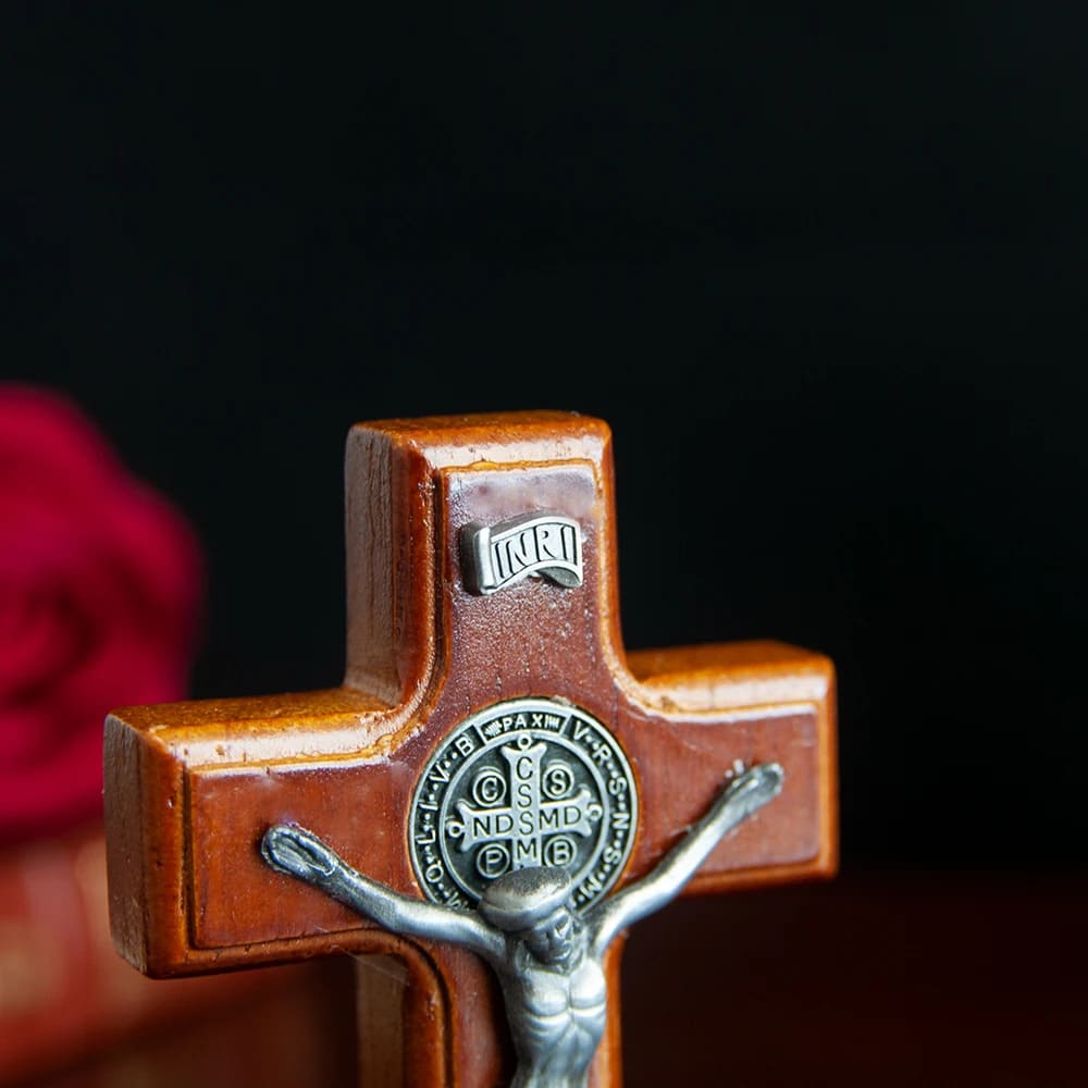 Crucifixo_de_Madeira_Pequeno_Cruz_de_Mesa_Santo_Altar_6